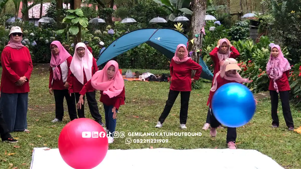 Rombongan 20 orang mengikuti outbound corporate di Malang