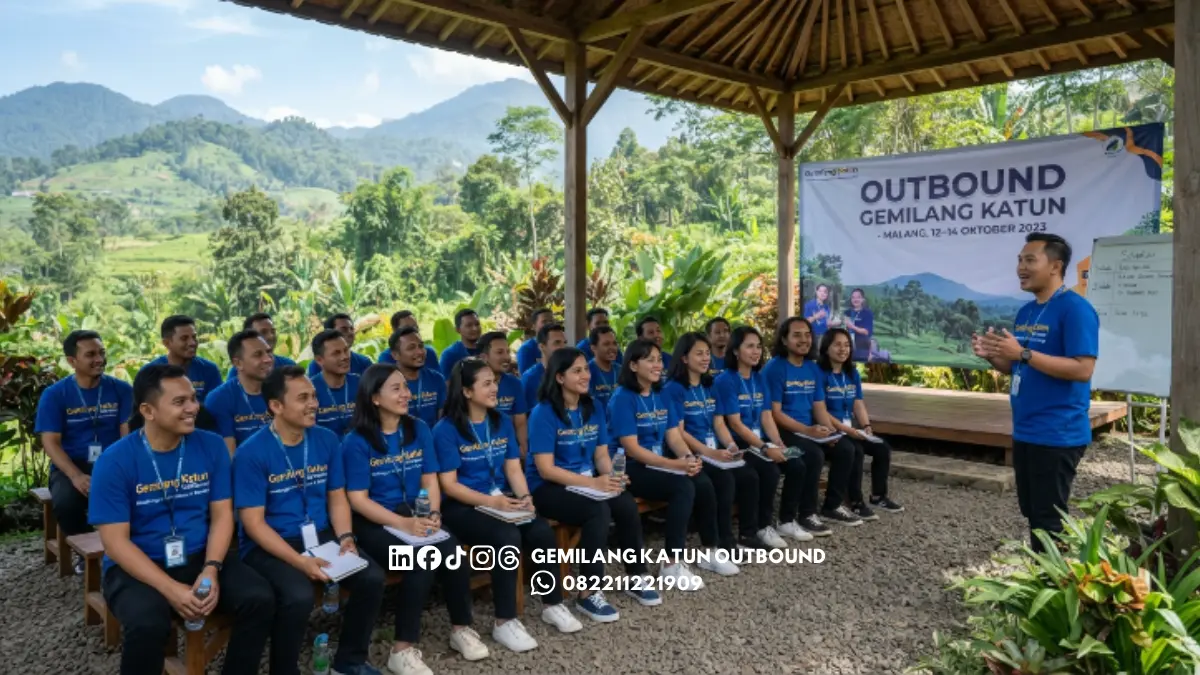 Tim perusahaan mengikuti briefing corporate outing di Malang