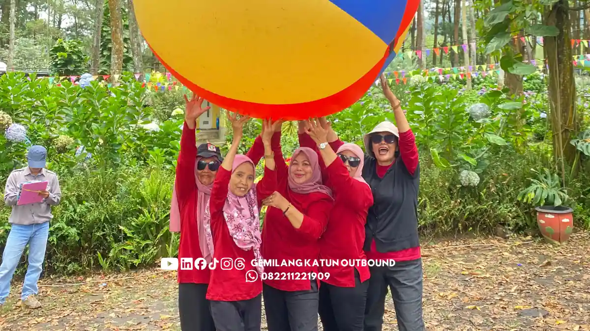 Fasilitas ice breaking dan permainan tim dalam paket Fun Outbound Malang