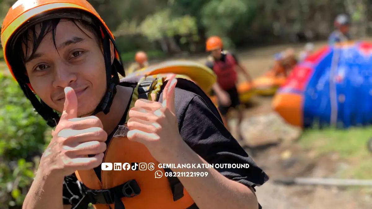 Peserta rafting Malang mengikuti paket fun rafting