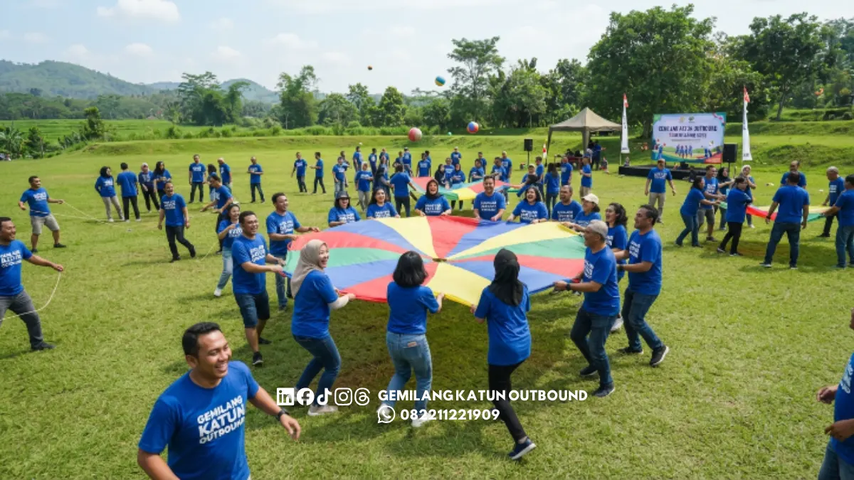 Peserta outbound dalam kelompok besar bermain di lapangan terbuka