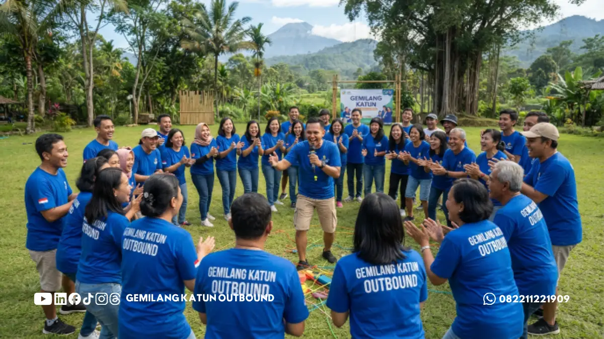 Tim perusahaan mengikuti sesi jasa gathering Malang di area outdoor