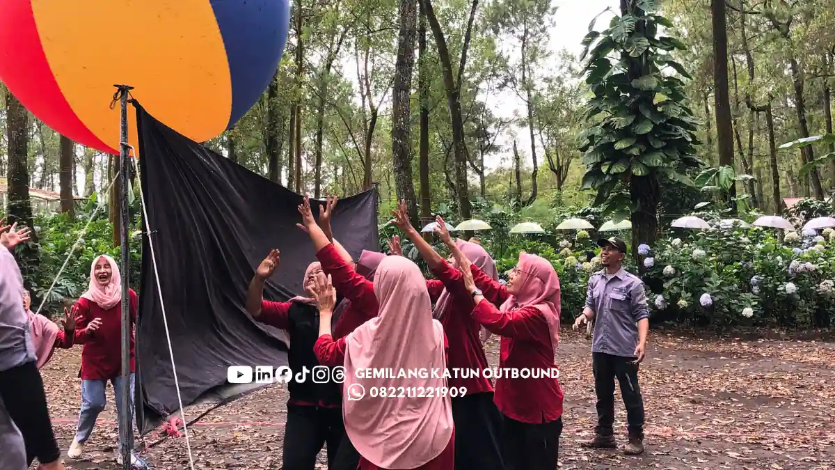 Peserta outbound di Malang mengikuti permainan tim di area basecamp Gemilang Katun