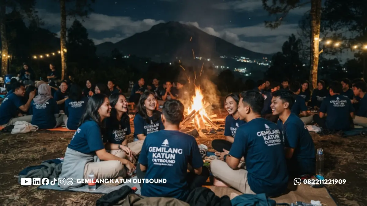 Sesi malam keakraban pada outbound mahasiswa di kawasan Malang-Batu