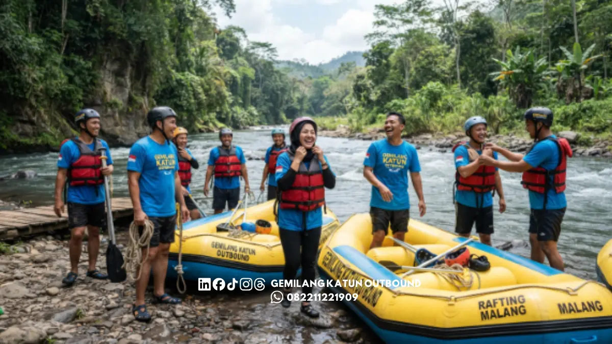 Peserta mengikuti kombinasi paket outbound dan rafting di Malang