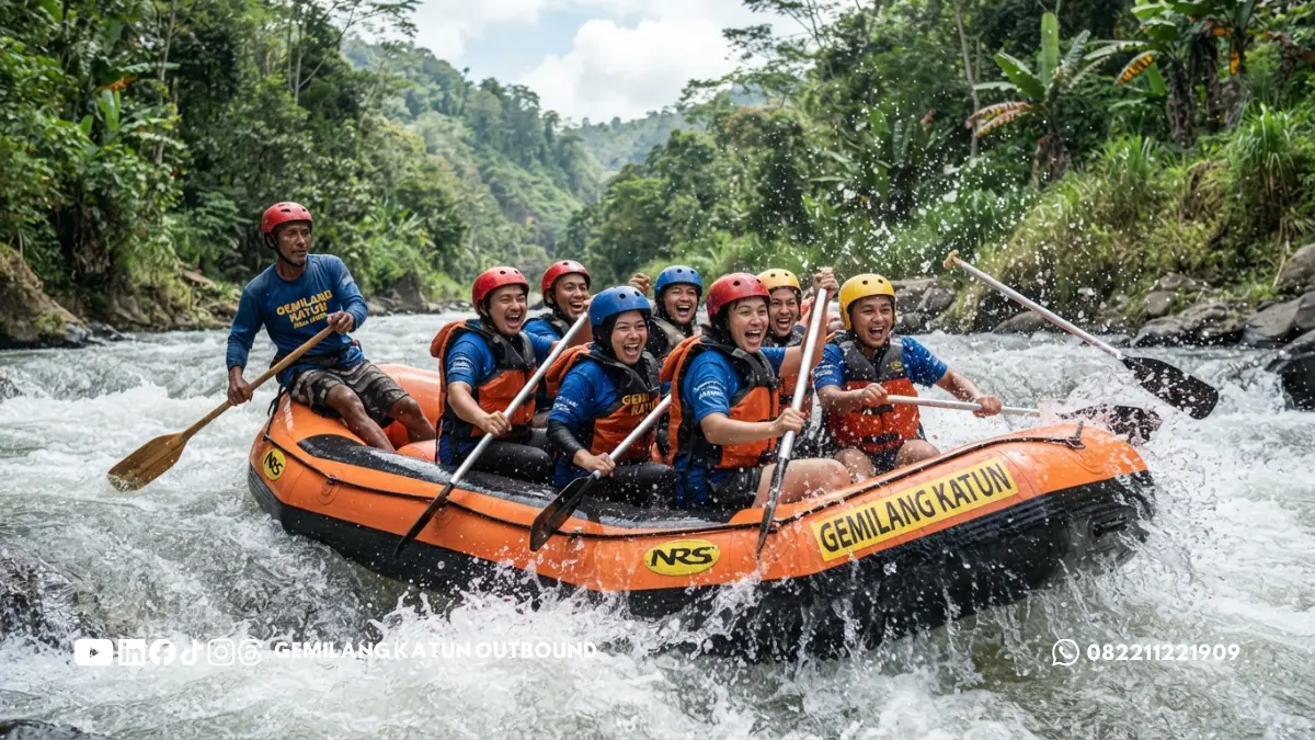 Perahu karet berisi peserta gathering dipandu pemandu berpengalaman