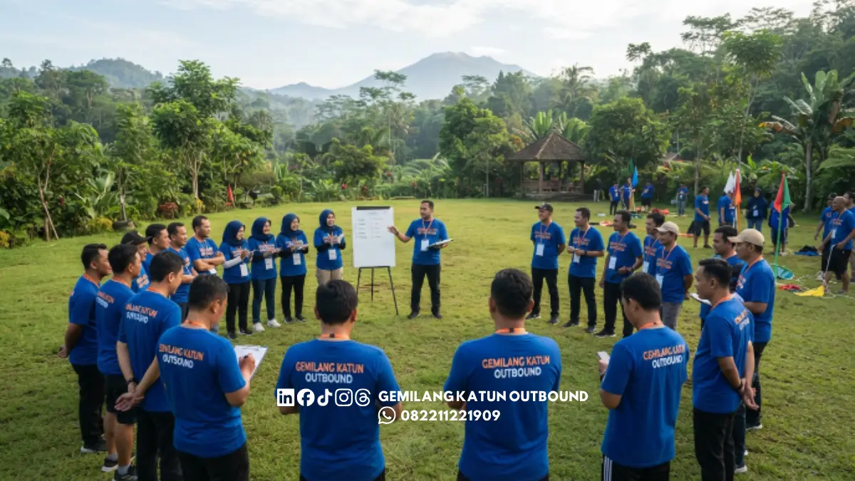Tim perusahaan melakukan persiapan outbound sebelum acara dimulai