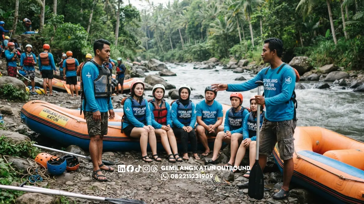 Pemandu memberikan briefing keselamatan kepada peserta rafting pemula