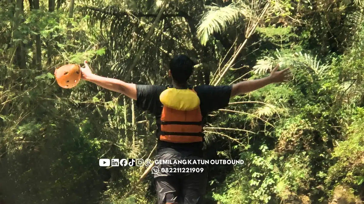 Peserta pemula memakai jaket pelampung sebelum rafting