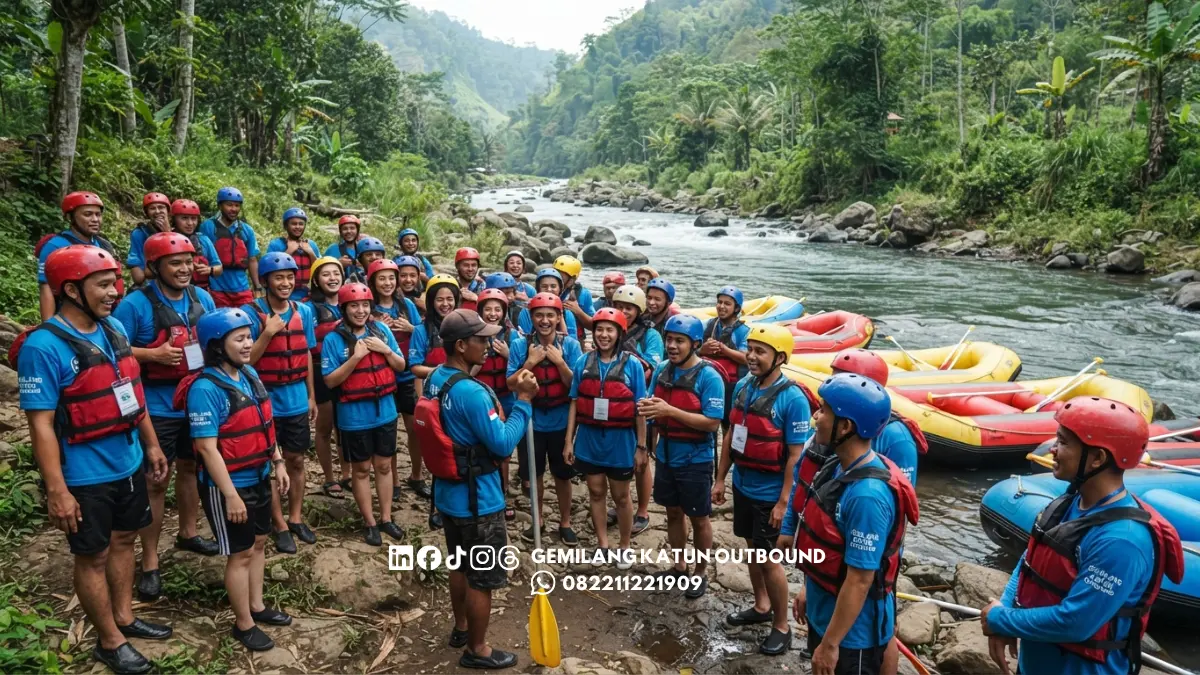 Rombongan peserta memakai pelampung dan helm saat rafting di sungai Malang