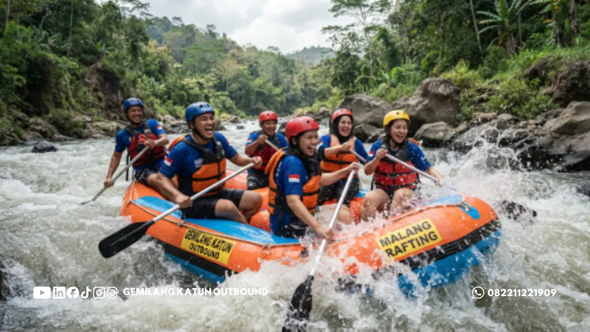 Rombongan menaiki perahu karet dalam sesi rafting sebagai bagian paket outbound Malang