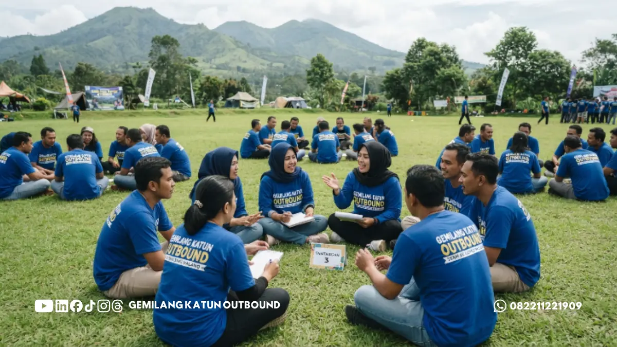 Sesi outbound lapangan untuk program team building di Malang
