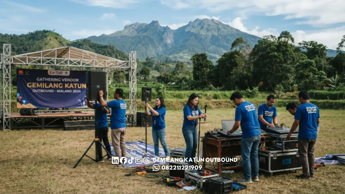 Tim vendor gathering Malang menyiapkan acara kantor